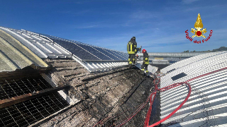 Pesaro - A fuoco il tetto fotovoltaico di un capannone a Villa Fastiggi