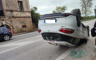 Massignano - Auto si ribalta lungo sulla Statale 16