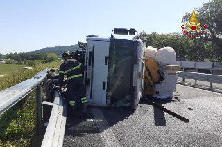 Serra San Quirico - Autocarro si ribalta sulla SS76: intervento dei vigili del fuoco e strada chiusa al traffico